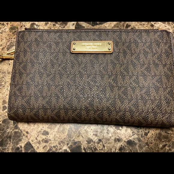 Michael Kors Handbags - Genuine MK Jet Setter Cellphone Wristlet